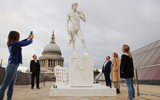 삼성전자가 르네상스 시대 조각과 삼성 퀵드라이브 세탁기를 결합한 조각물을 영국 런던 시내 일대에 전시하며 시민들의 눈길을 사로잡았다. 세인트 폴 대성당 일대에서 전시된 '다비드 상'과 퀵드라이브 세탁기를 결합한 조각물을 시민들이 살펴보고 있다. <삼성전자 제공>
